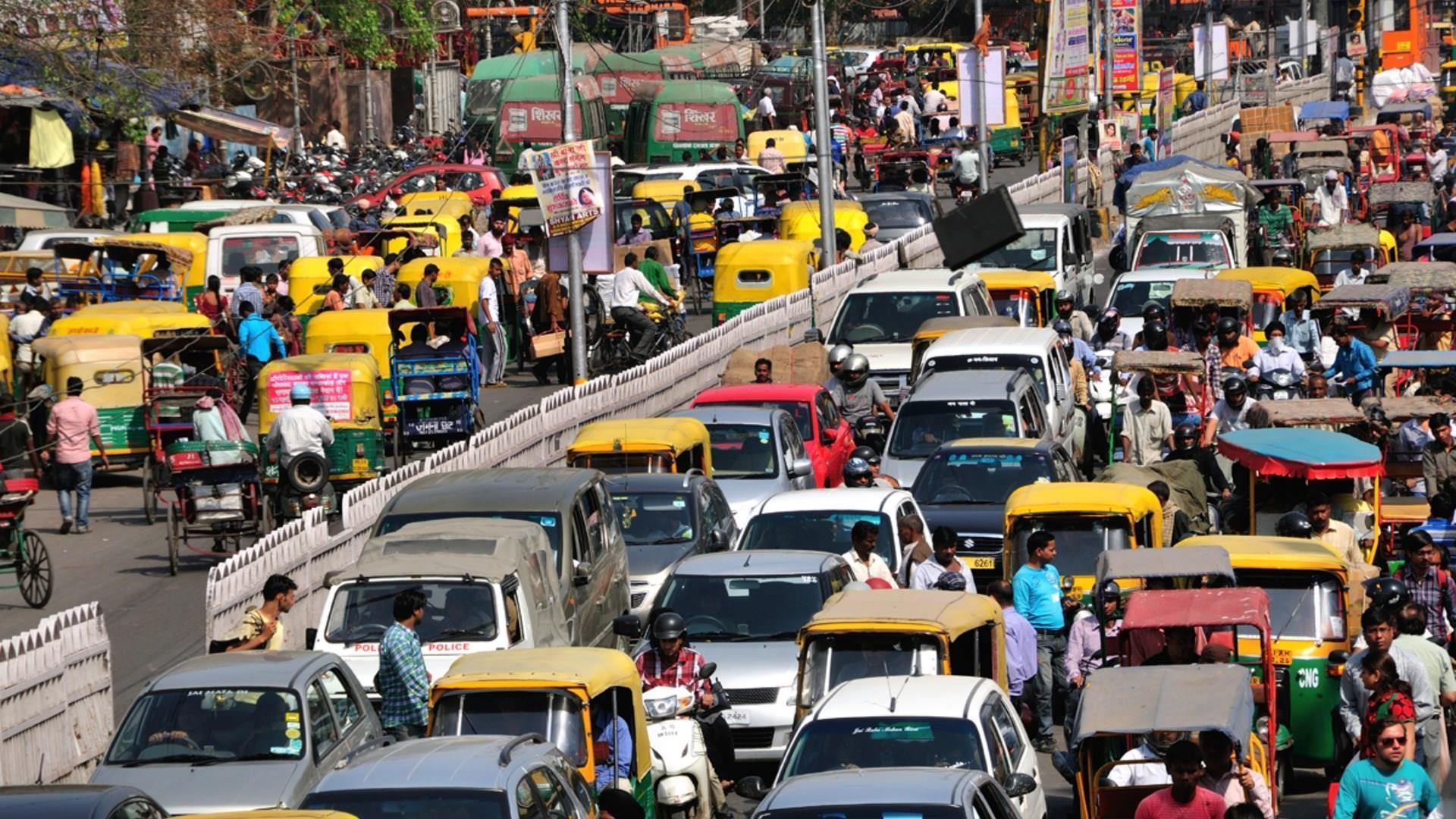 Delhi'den radikal karar: Eski araçlara yakıt verilmeyecek