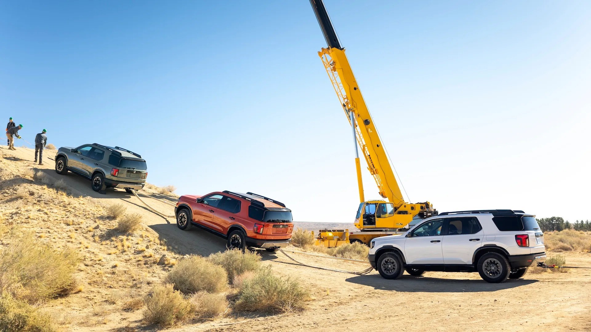 Honda'dan ilginç dayanıklılık testi: Üç arazi aracını vince astı