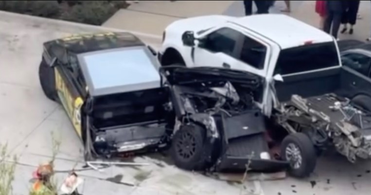 Mercedes G serisi araç çarptı, Tesla Cybertruck ikiye bölündü