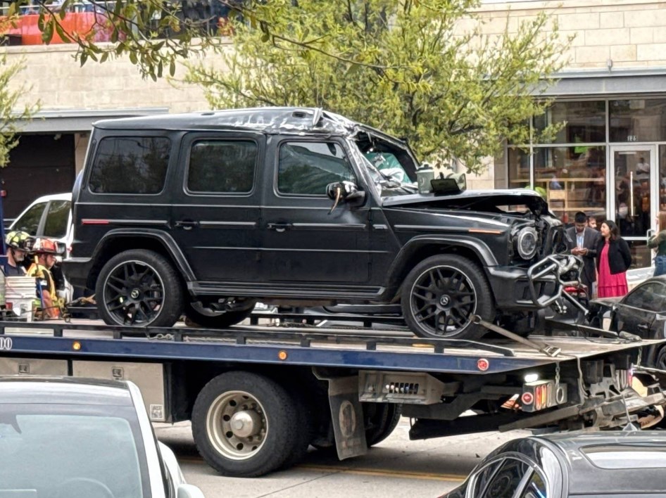 Mercedes G serisi araç çarptı, Tesla Cybertruck ikiye bölündü