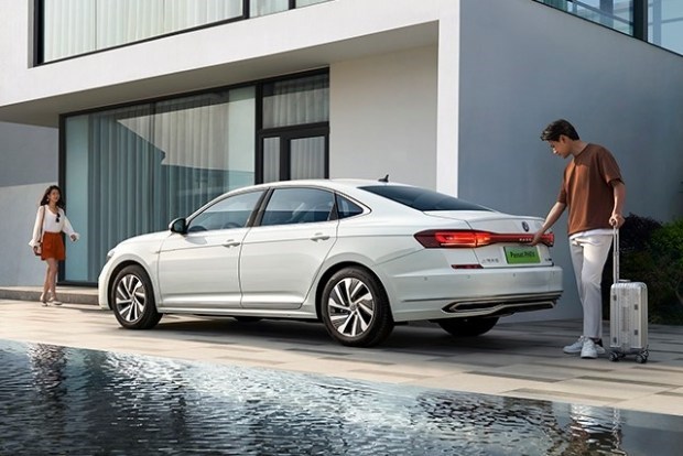 Volkswagen uygun fiyatlı yeni Passat PHEV modelini tanıttı
