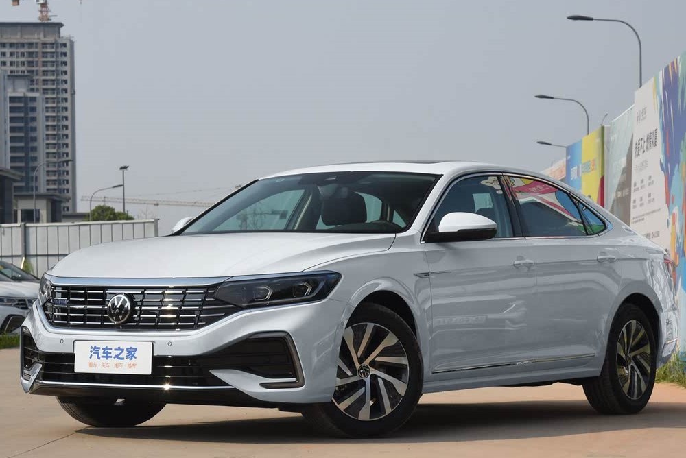 Volkswagen uygun fiyatlı yeni Passat PHEV modelini tanıttı