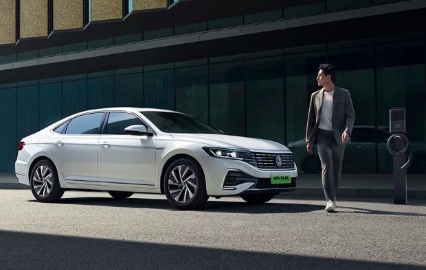 Volkswagen uygun fiyatlı yeni Passat PHEV modelini tanıttı