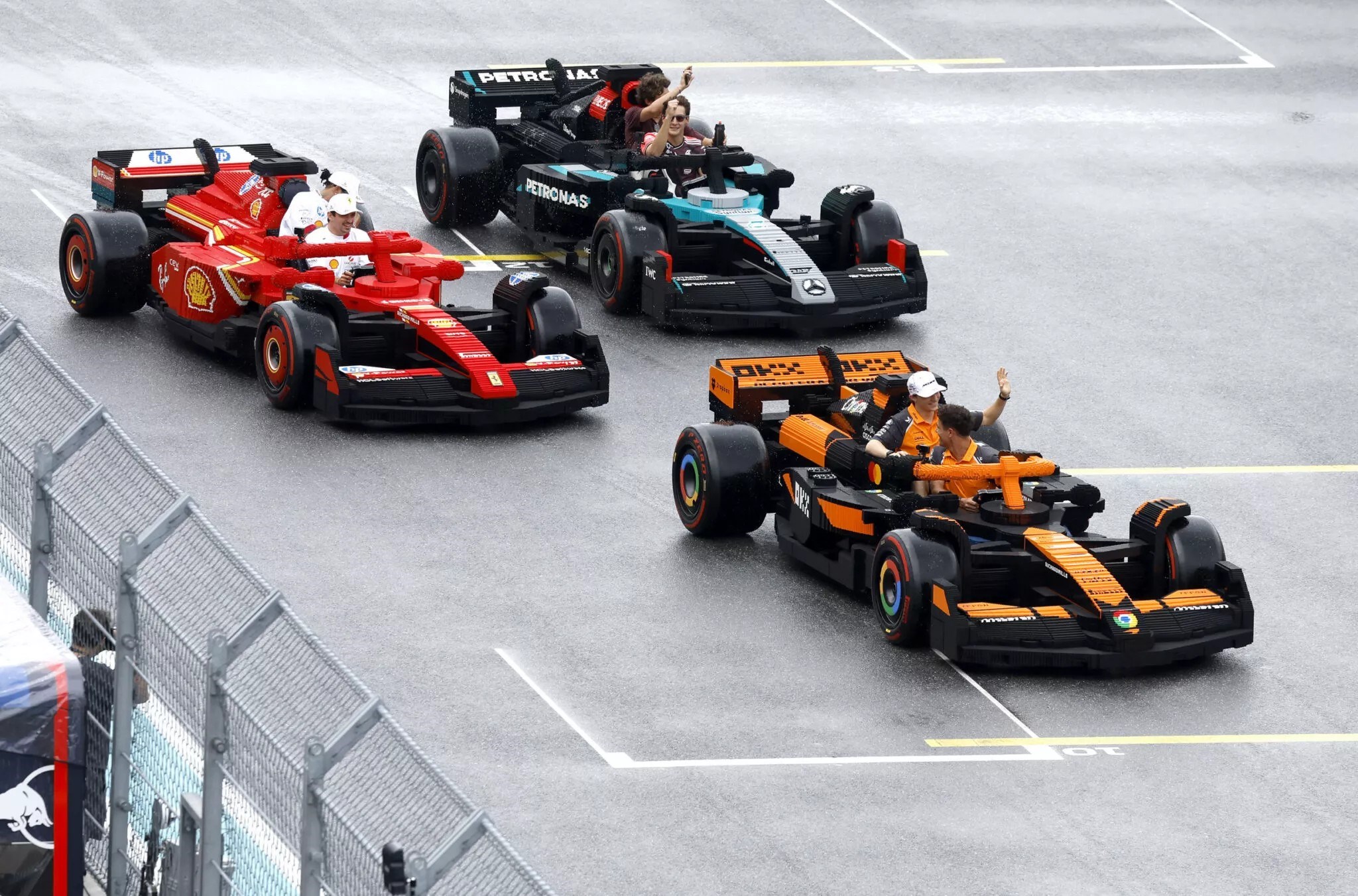 Formula 1 pilotları bu kez LEGO araçlarla yarıştı!