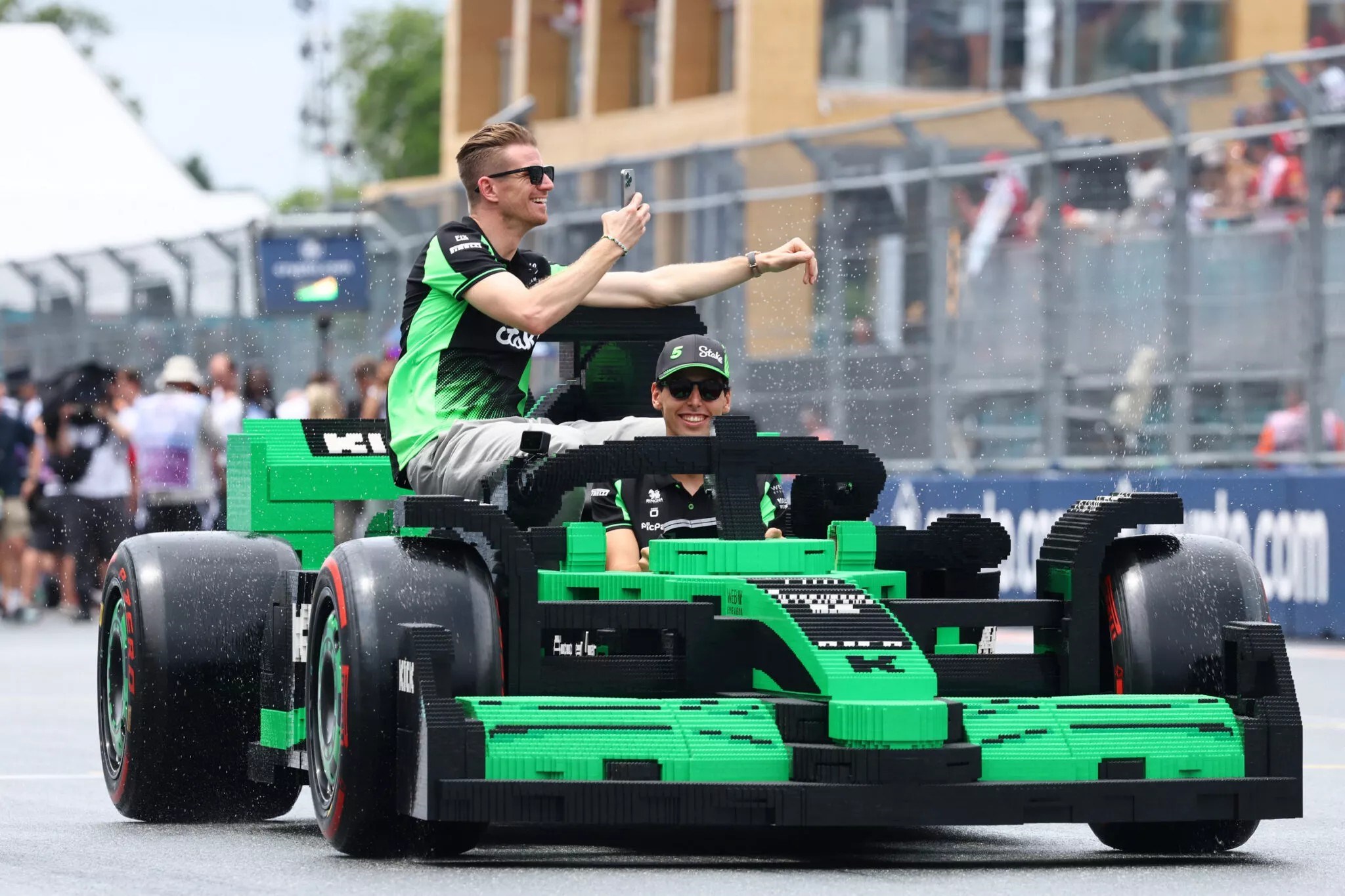 Formula 1 pilotları bu kez LEGO araçlarla yarıştı!