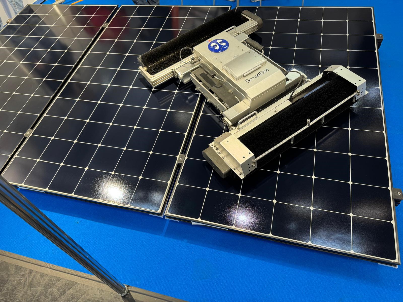Bu küçük ama tam otonom robot güneş panellerini temizliyor