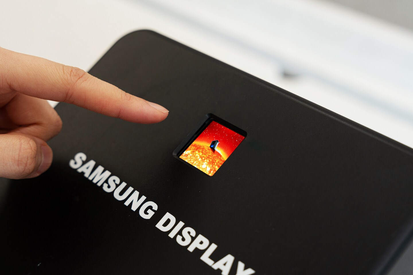 Samsung, dünyanın ilk 5.000 ppi OLEDoS panelini tanıttı