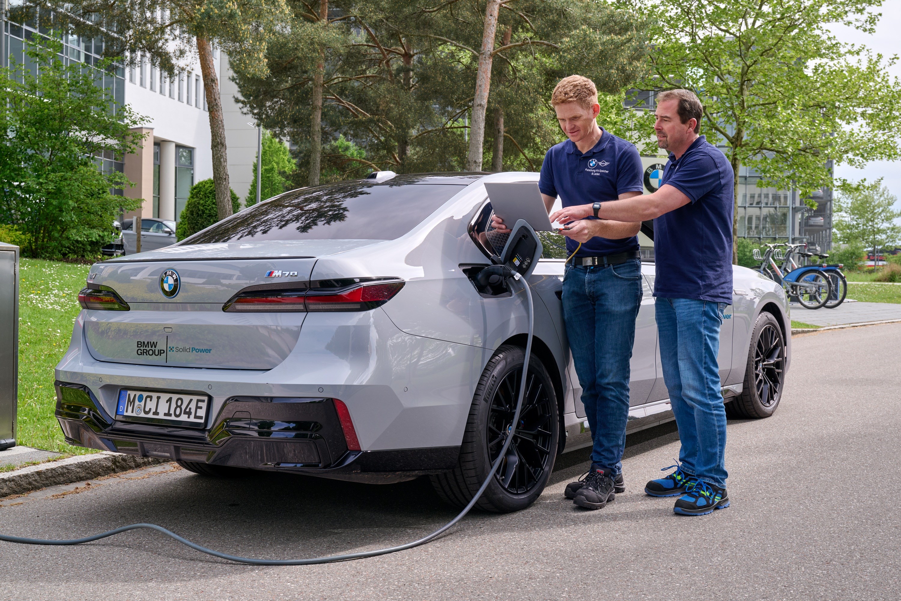 BMW, daha yüksek menzil için katı hal batarya testlerine başladı