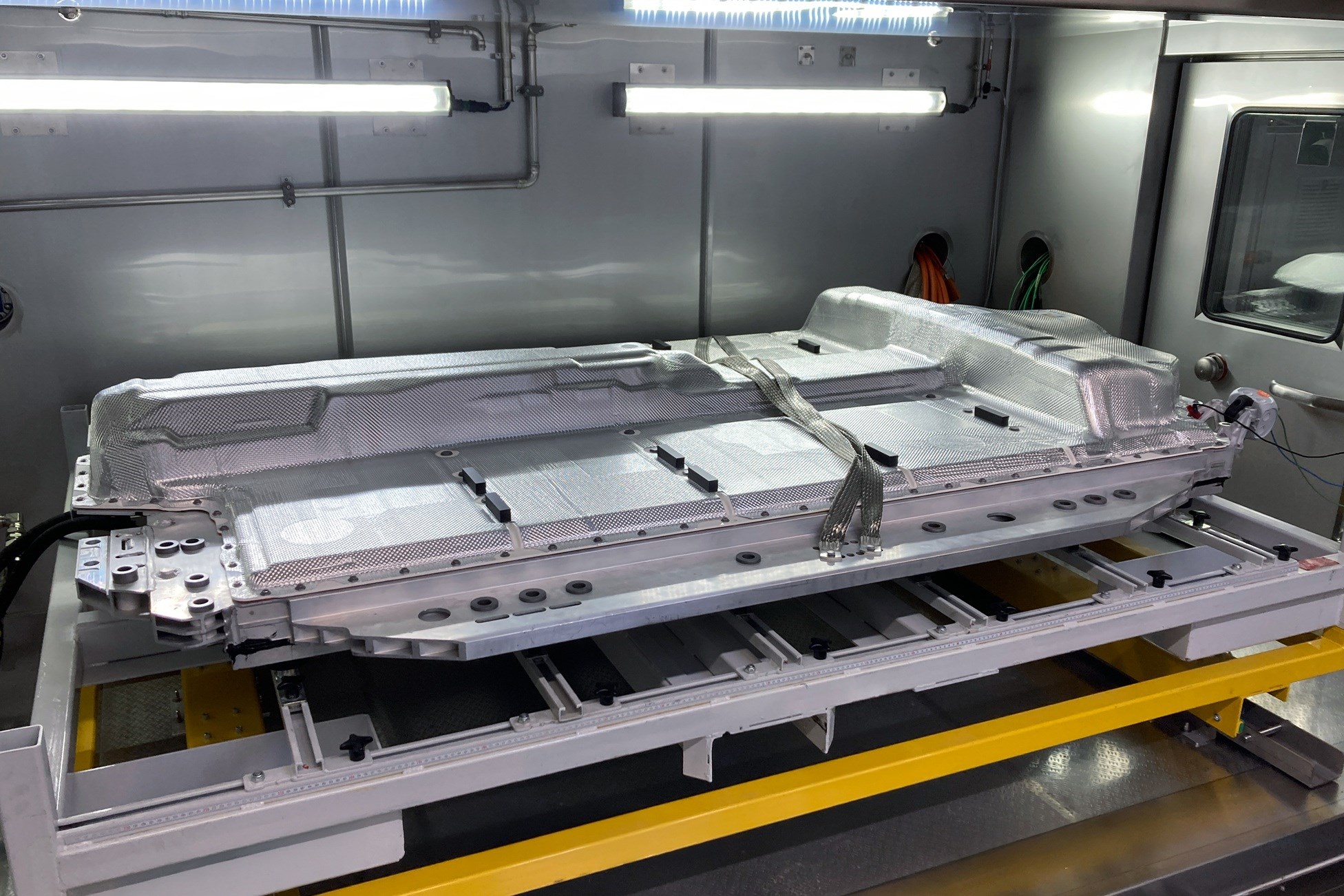 BMW, daha yüksek menzil için katı hal batarya testlerine başladı