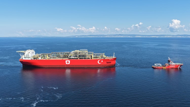 Türkiye'nin ilk yüzer doğal gaz gemisi İstanbul'dan geçecek