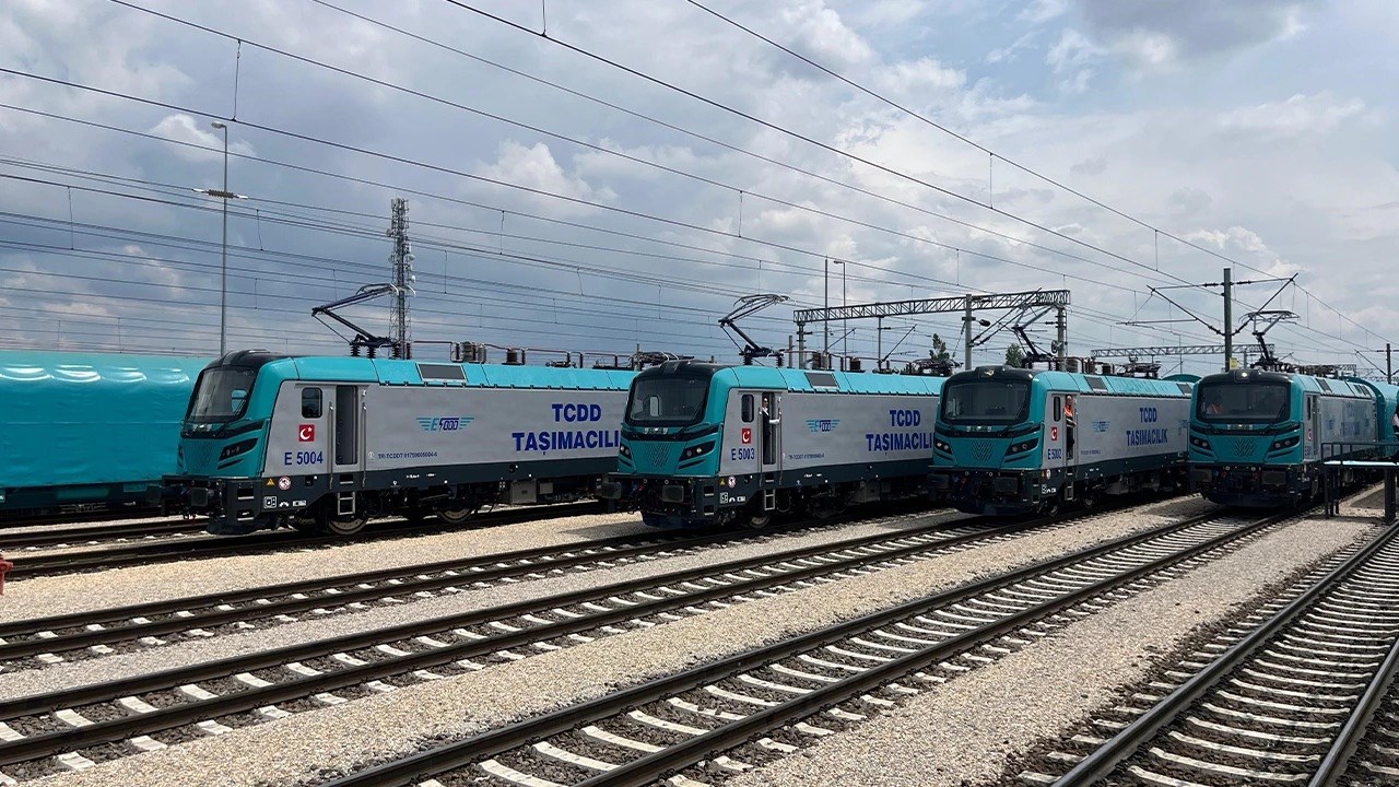 Türkiye'nin ilk yerli elektrikli lokomotifi E5000 teslim edildi