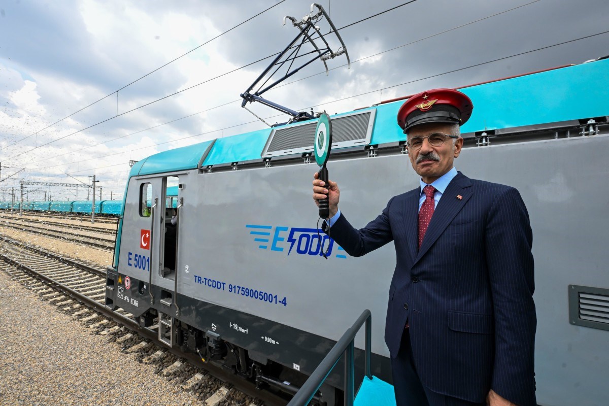 Türkiye'nin ilk yerli elektrikli lokomotifi E5000 teslim edildi