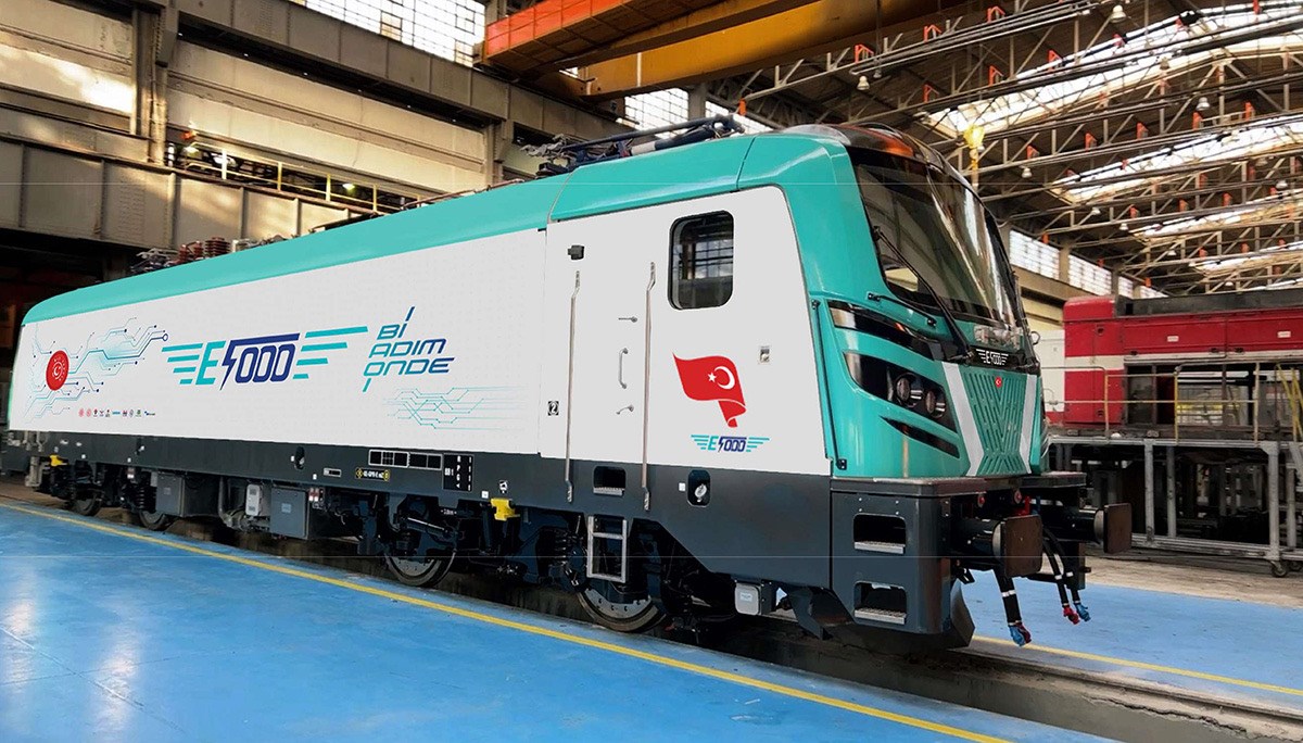 Türkiye'nin ilk yerli elektrikli lokomotifi E5000 teslim edildi