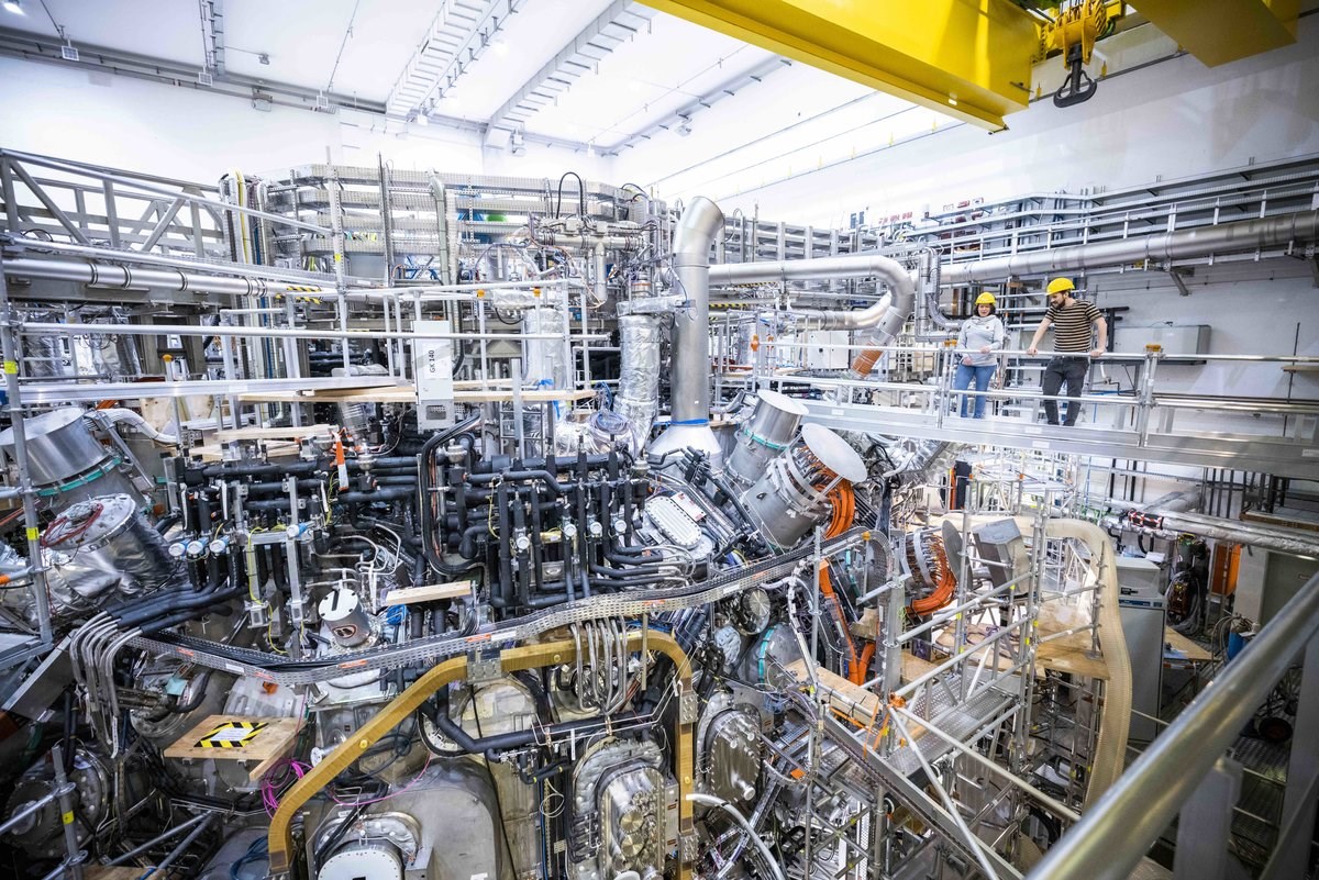 En büyük stellarator füzyon tesisi ilk kez helyum-3 üretti