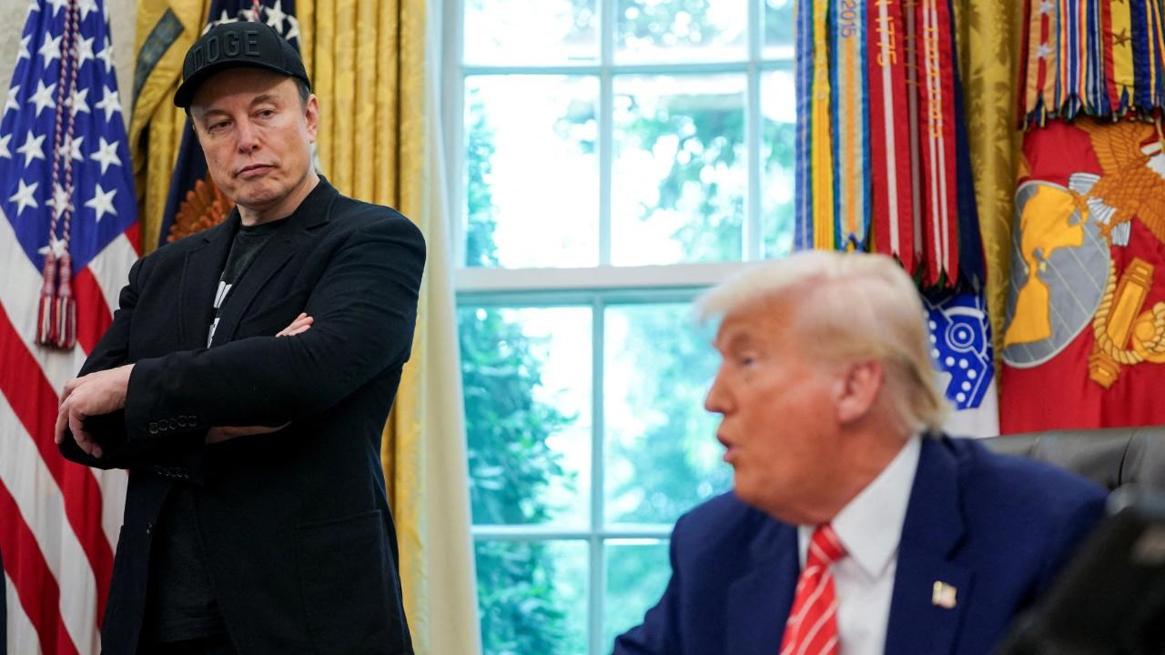 Musk ve Trump birbirine girdi: Tesla'nın hisseleri çakıldı