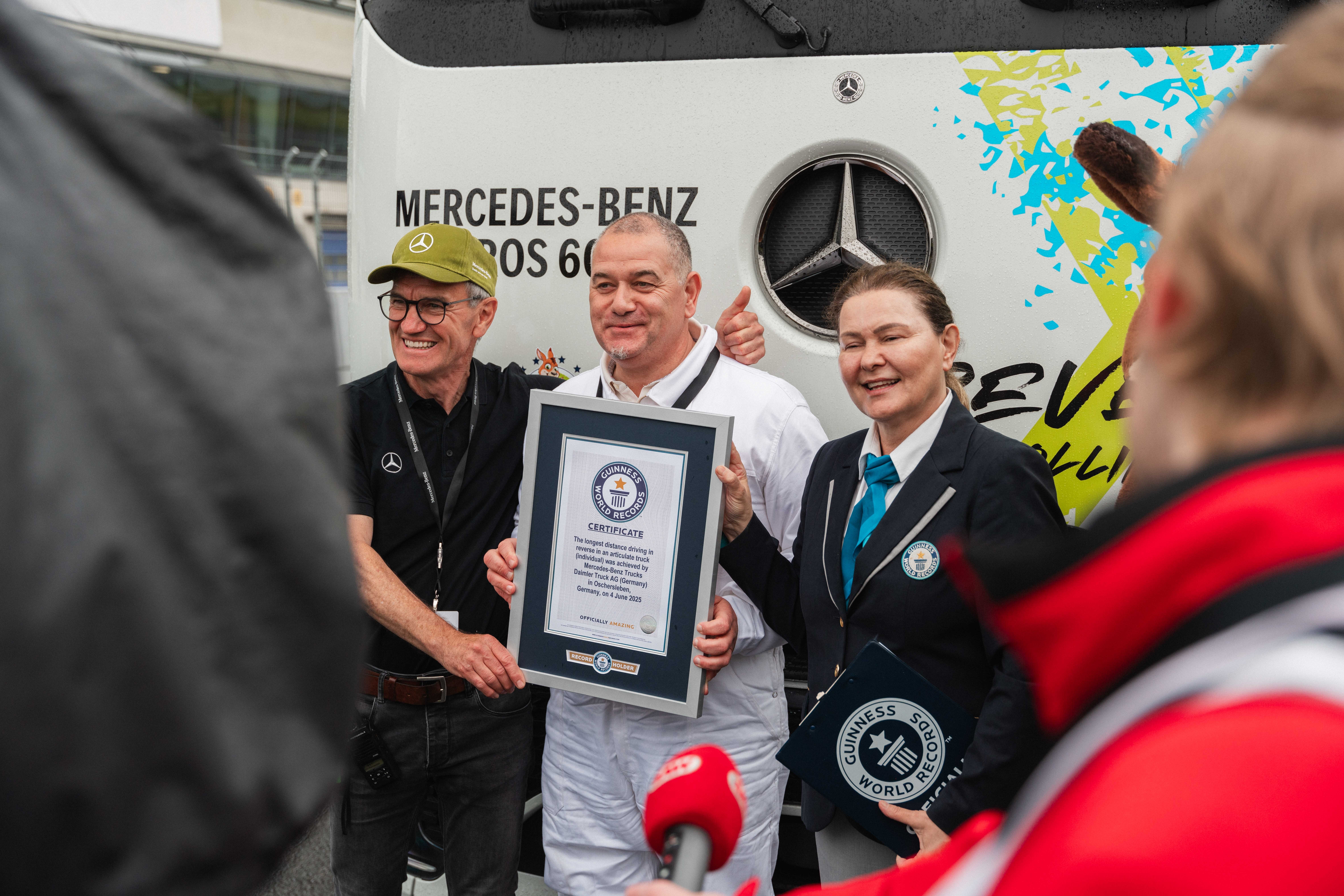Mercedes'in elektrikli çekicisi geri geri sürüş rekoru kırdı