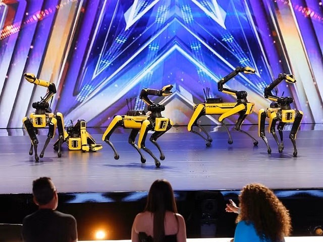 Boston Dynamics'in Spot robotları yetenek yarışmasına katıldı