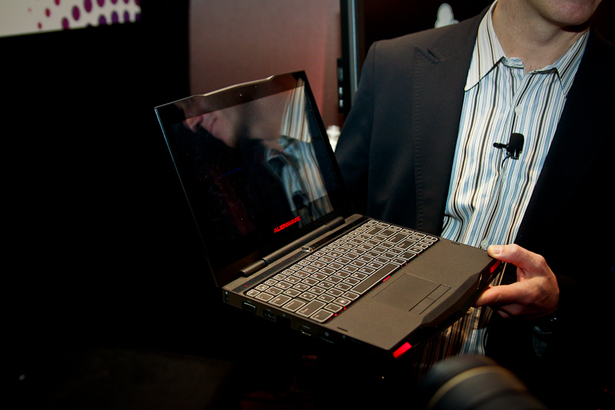 Dünyanın en hızlı netbook'u Alienware M11x güncellenebilir