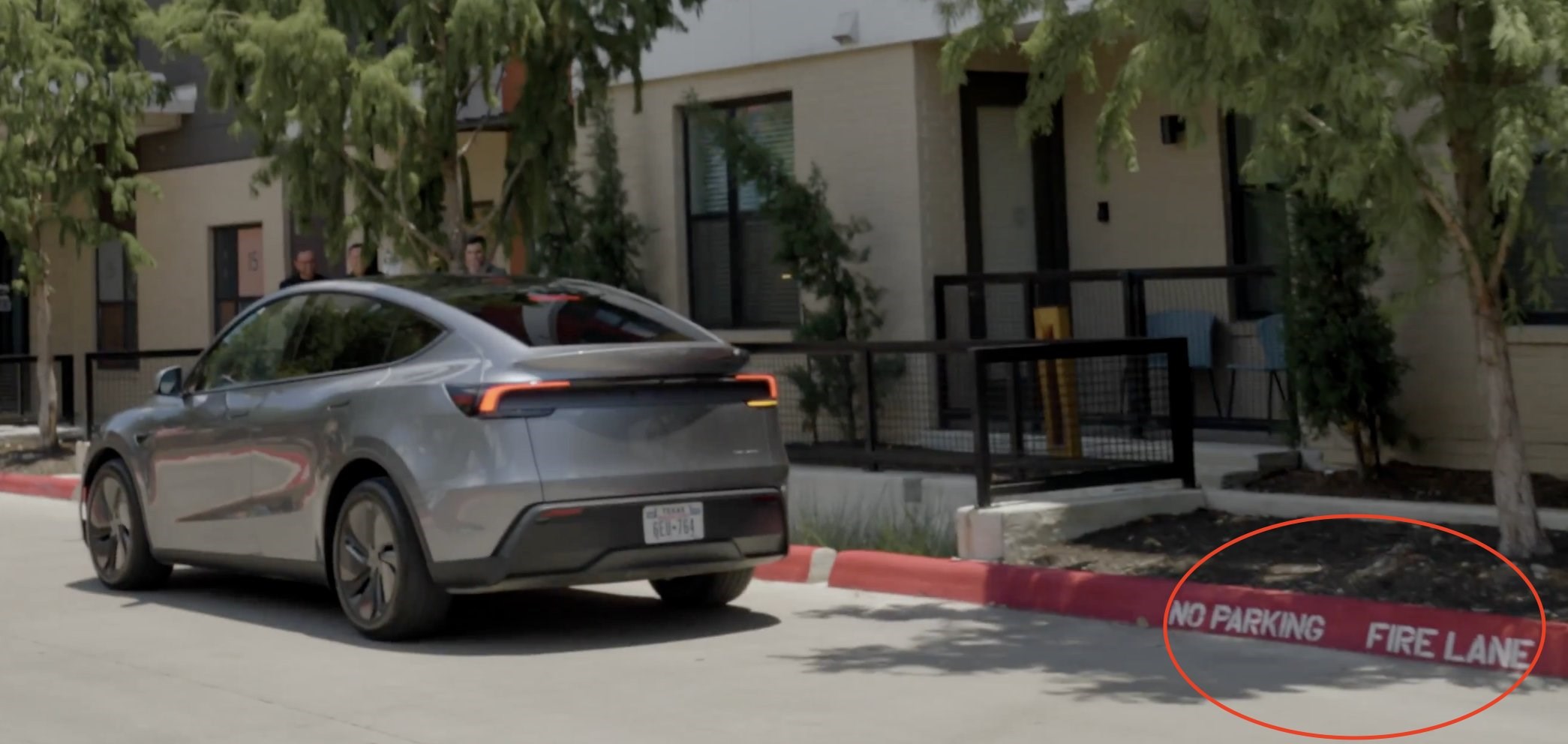 Tesla'nın fabrikadan müşteriye otonom araç teslimatındaki hata
