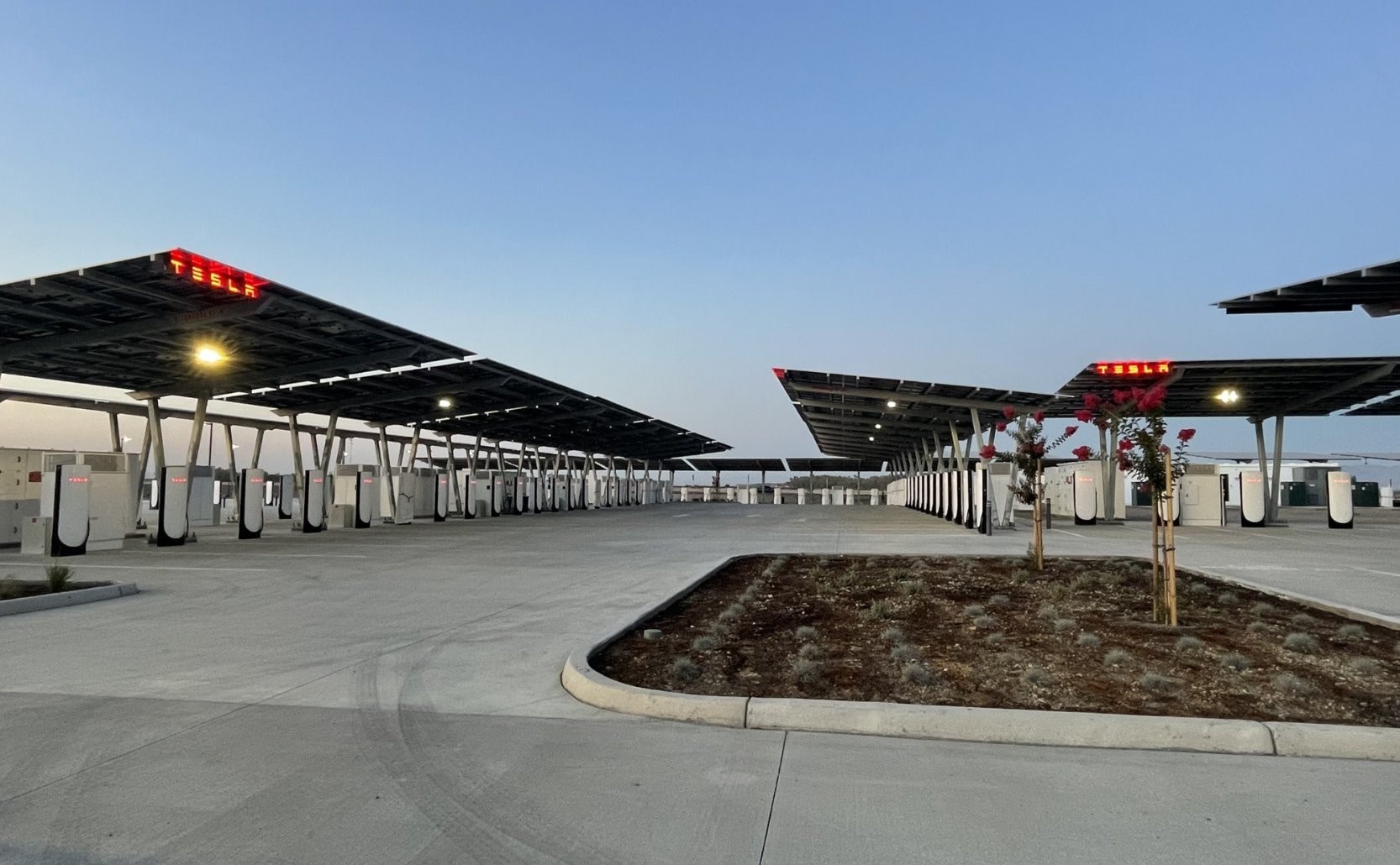 Tesla tamamen güneş enerjisiyle çalışan ilk şarj istasyonunu açtı