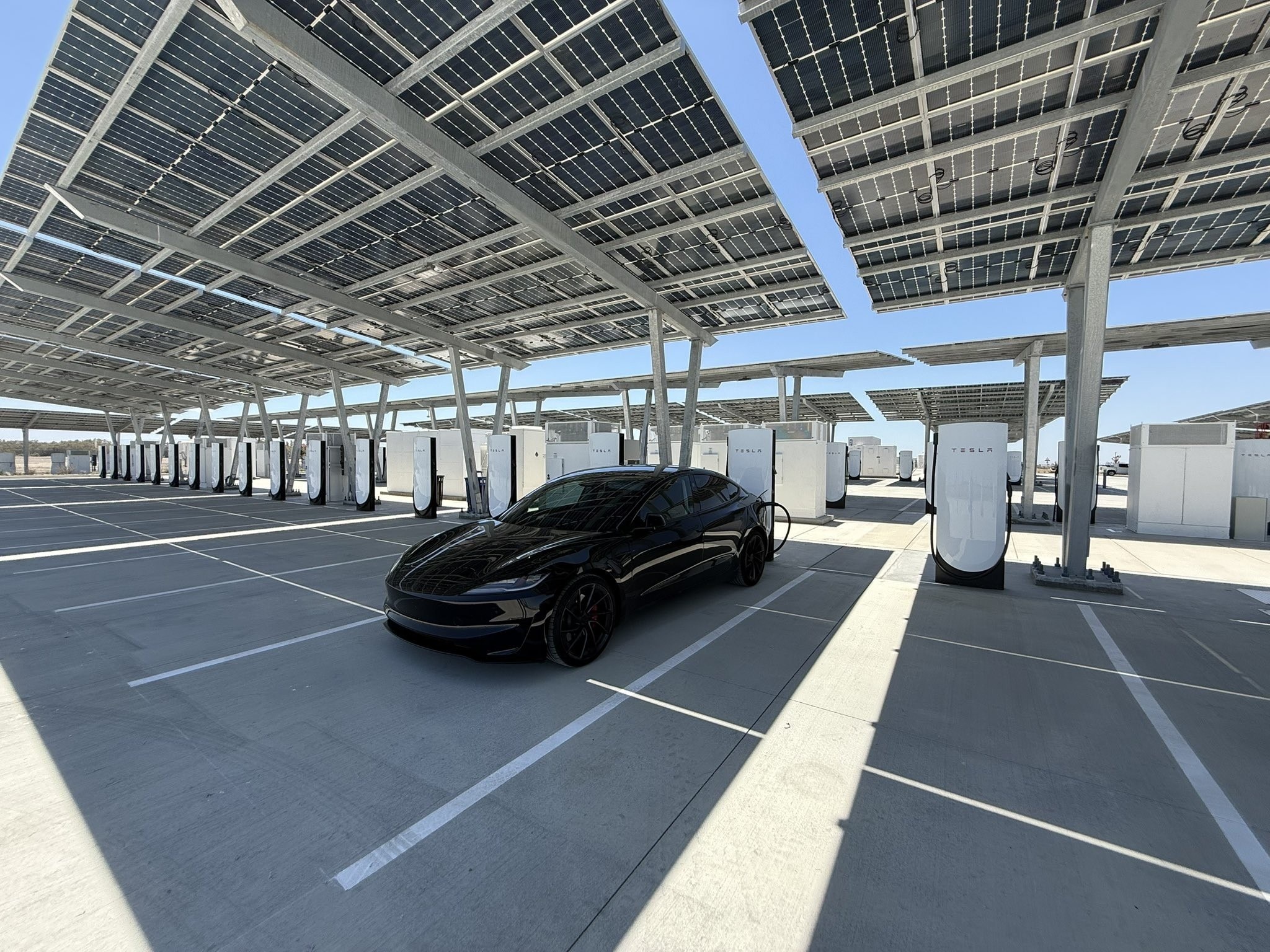 Tesla tamamen güneş enerjisiyle çalışan ilk şarj istasyonunu açtı