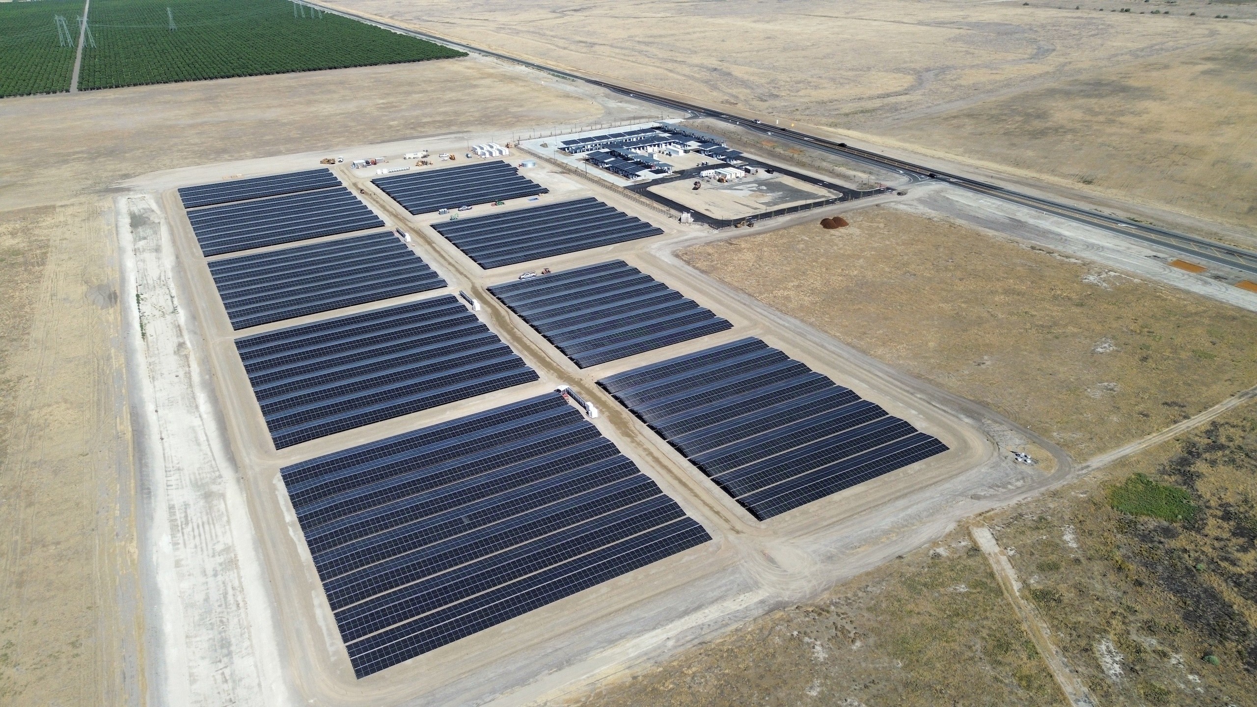 Tesla tamamen güneş enerjisiyle çalışan ilk şarj istasyonunu açtı