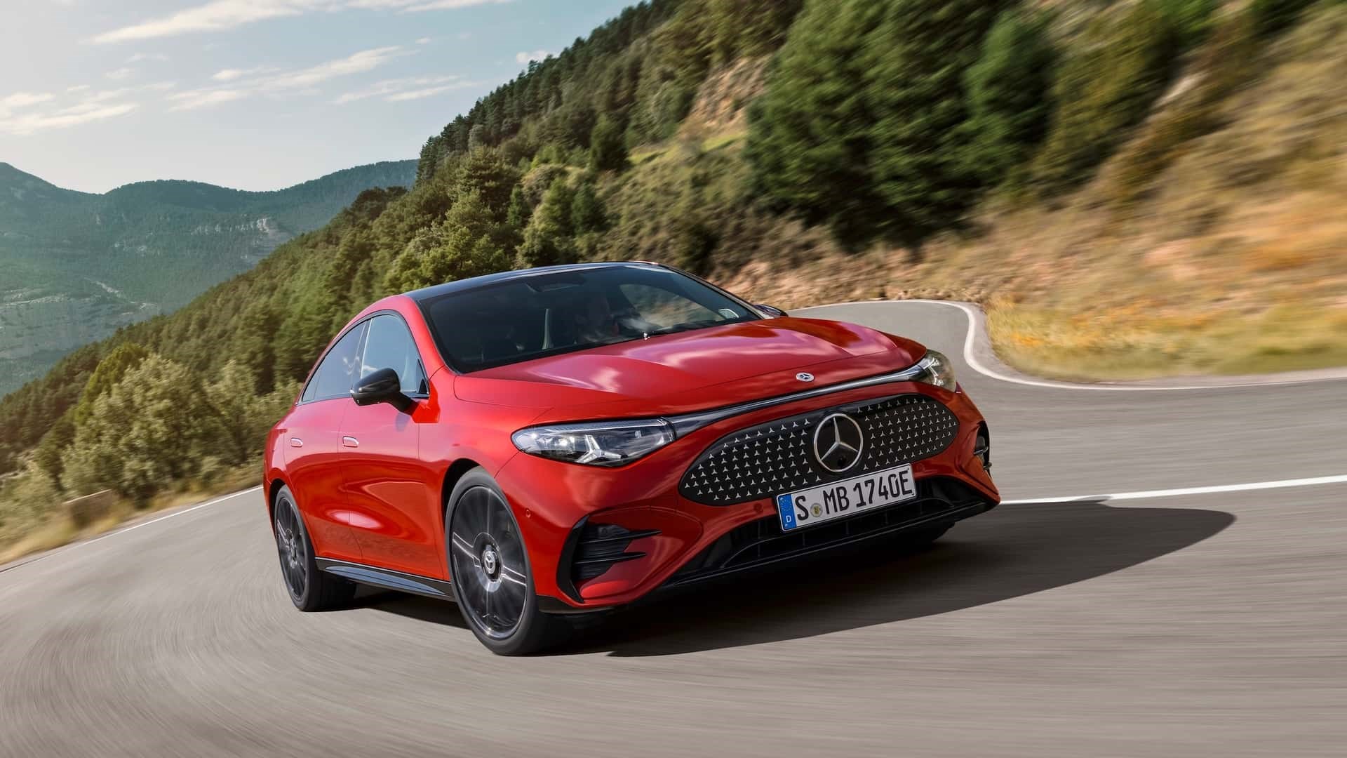 Yeni Mercedes CLA'ya yoğun talep: Üretim üç vardiyaya çıkıyor