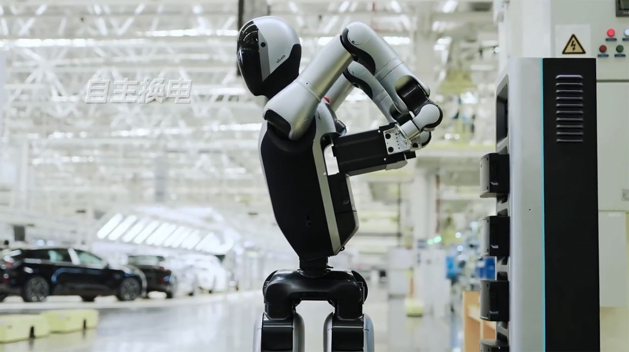 Kendi bataryasını değiştirebilen ilk insansı robot tanıtıldı