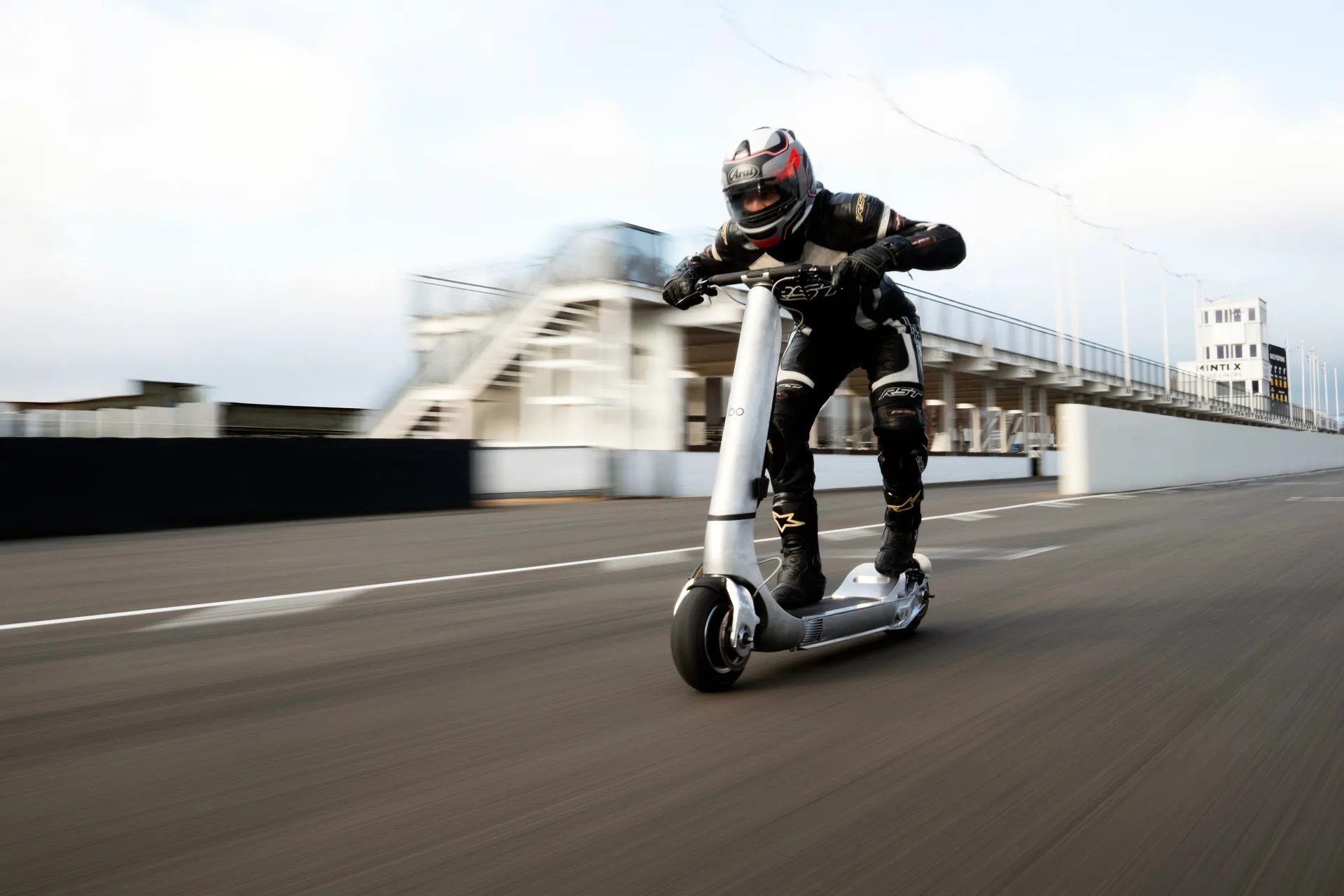 160 km/s hıza ulaşabilen elektrikli scooter geliştirildi