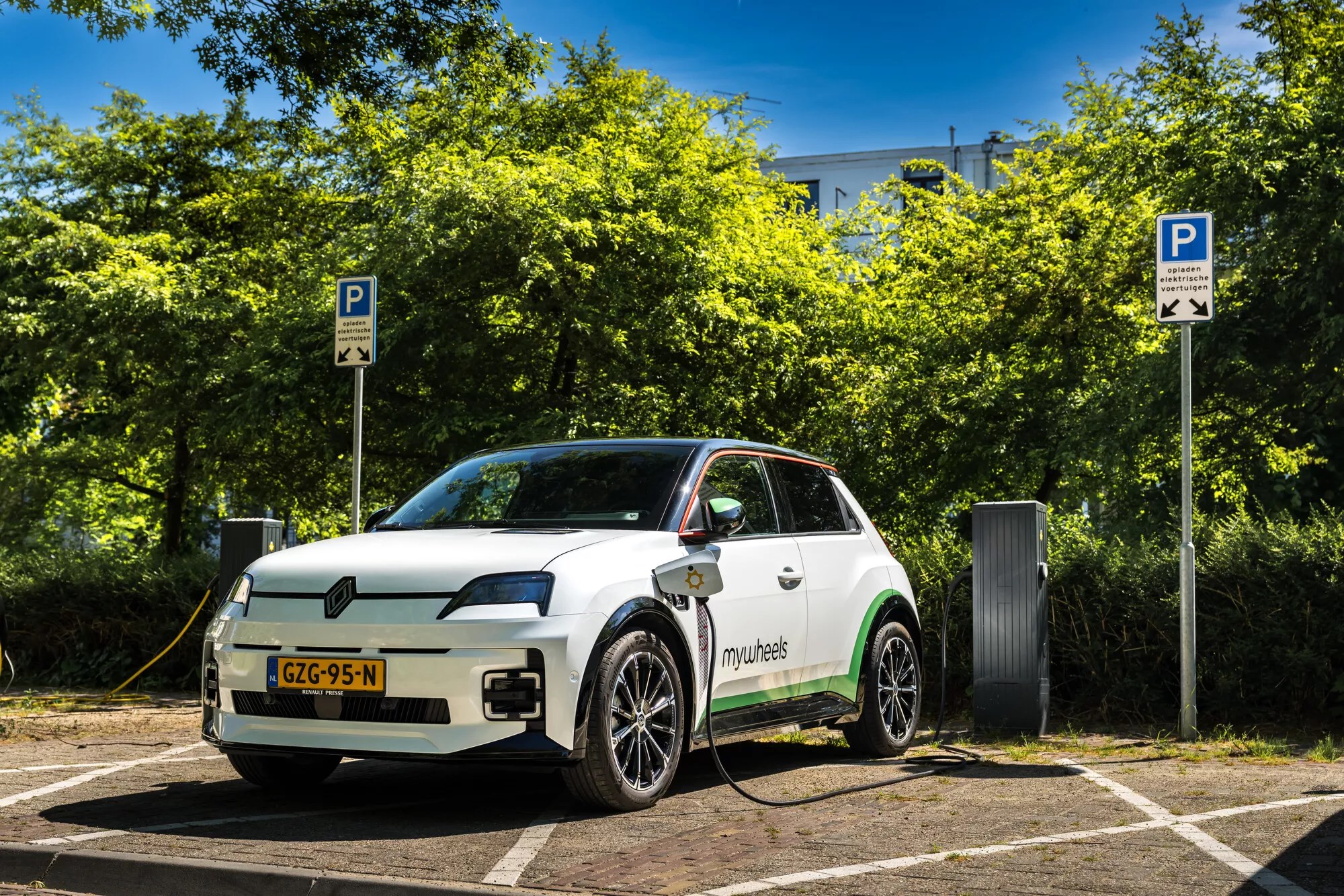 Utrecht’teki elektrikli araçlar şebekeyi besliyor