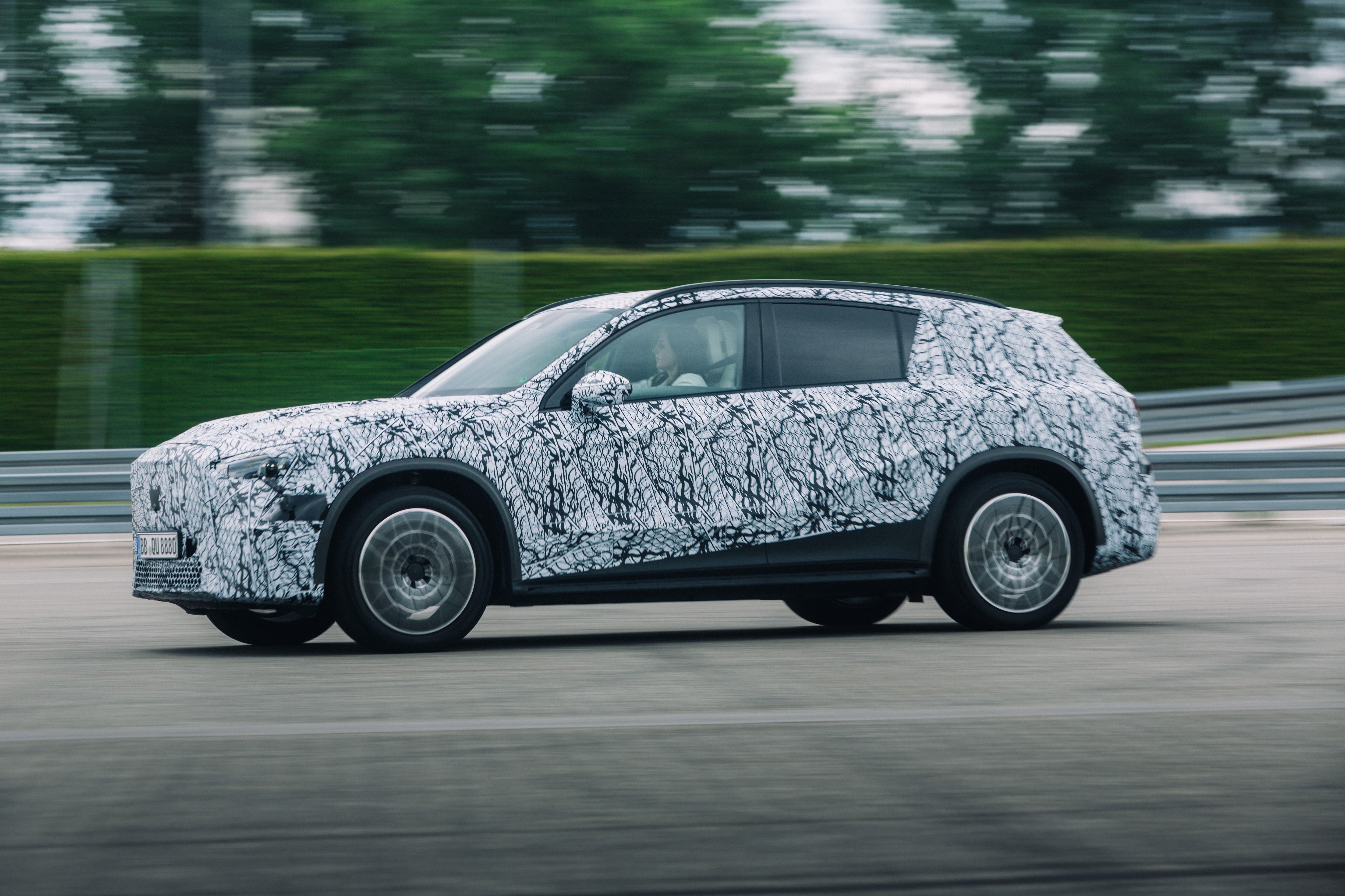 Mercedes, elektrikli GLC'yi Münih Otomobil Fuarı'nda tanıtacak