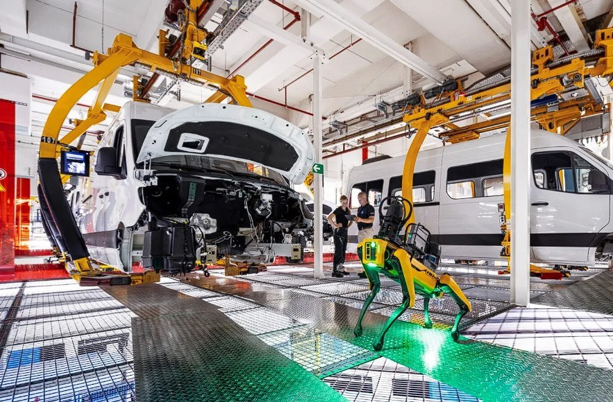 Mercedes, Düsseldorf fabrikasında robot ve droneları devreye aldı