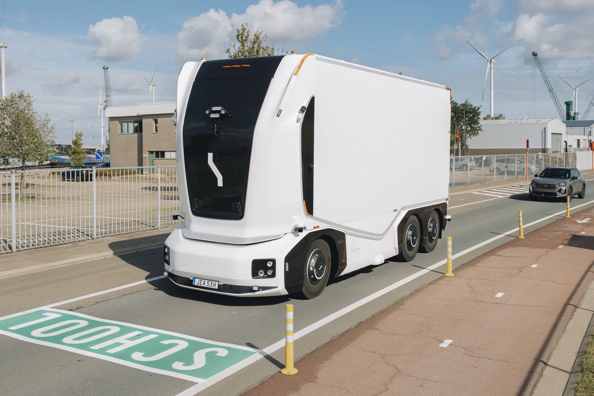 İsveçli girişimden Avrupa’da bir ilk: Otonom kamyon yola çıktı