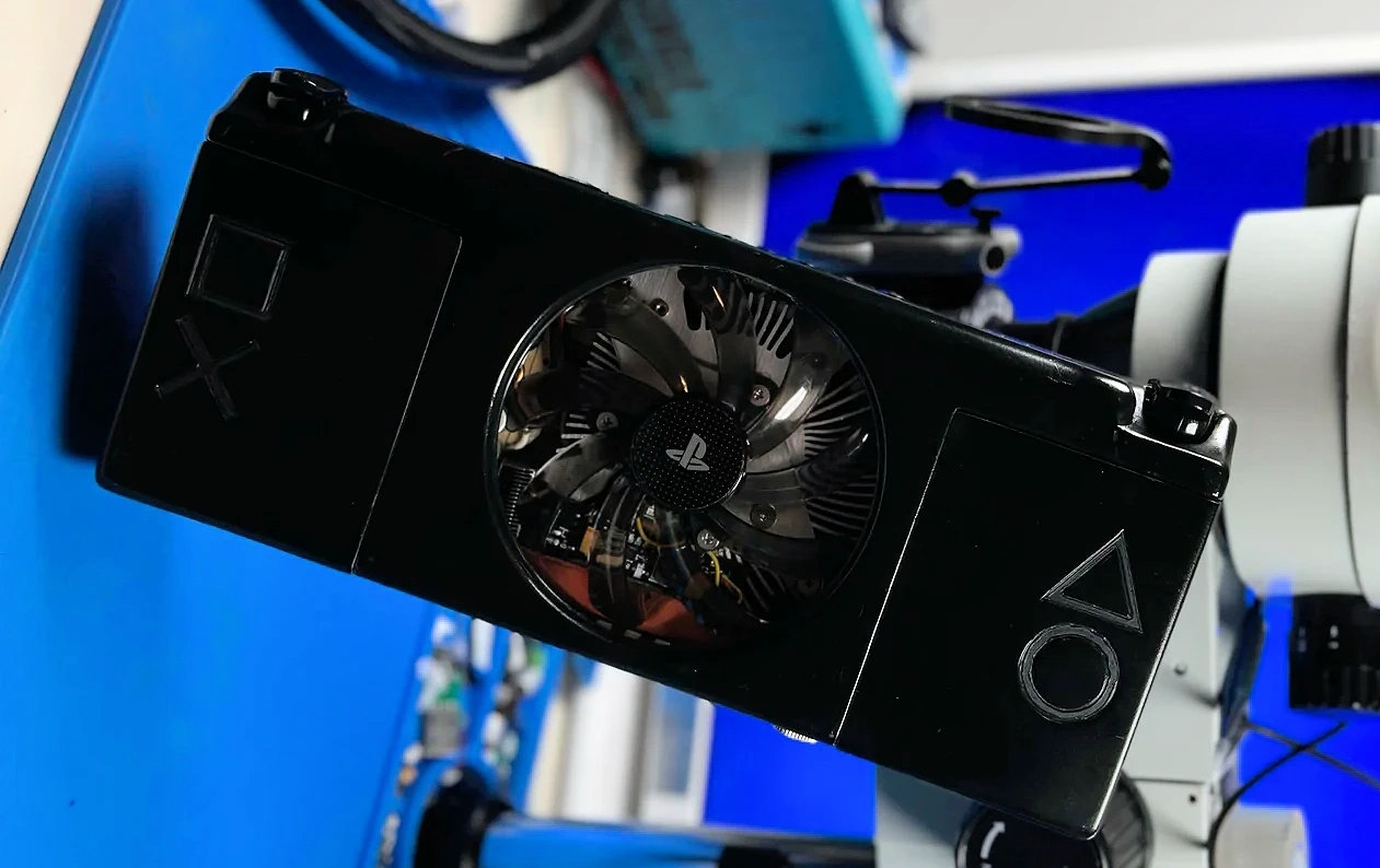 Playstation 4 Slim, el konsoluna dönüştürüldü: İşte görüntüler