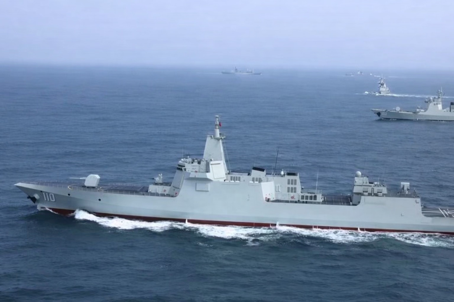 Çin, iki yeni Type 055 destroyeri tatbikatta sergiledi