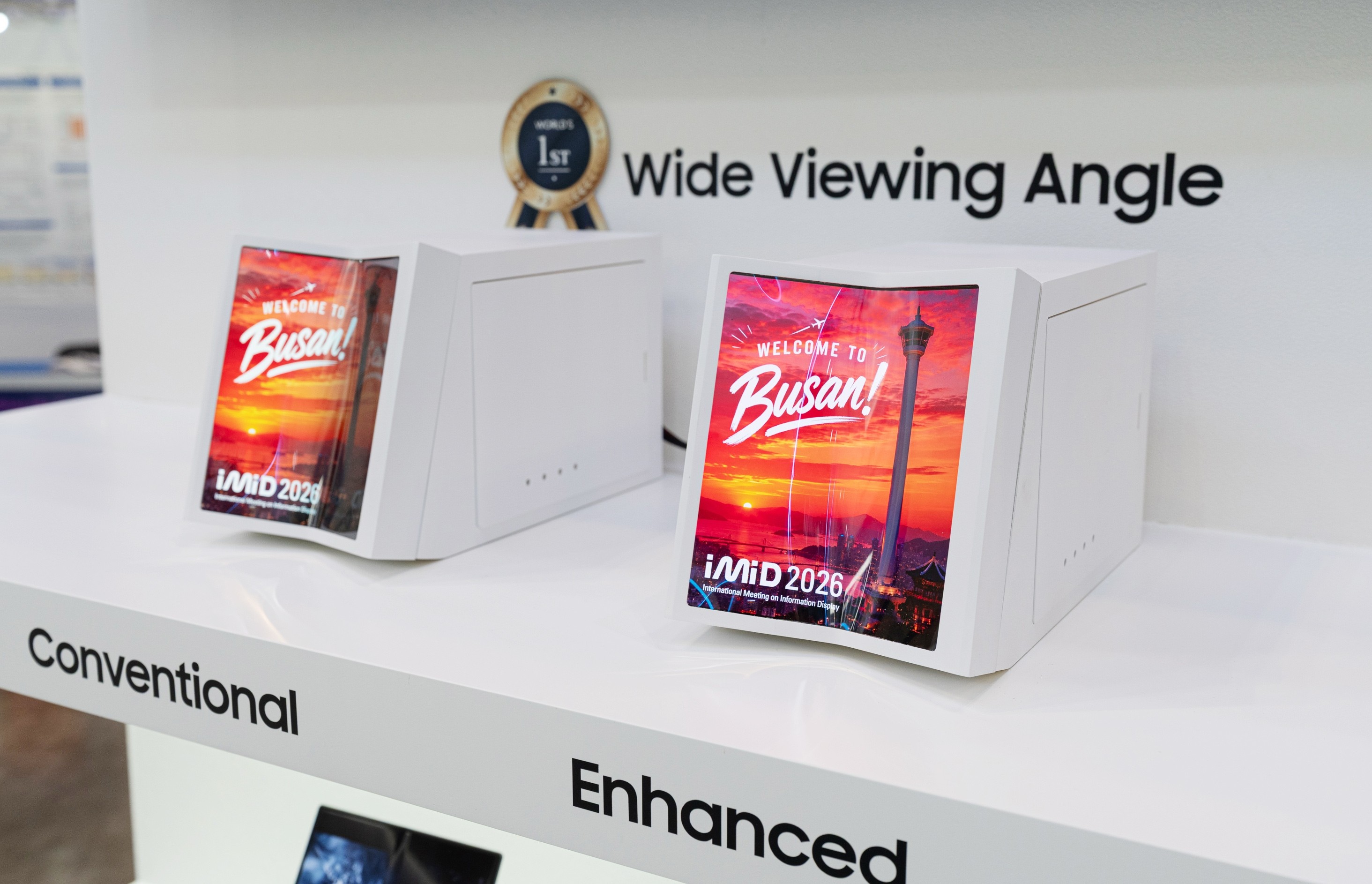 Samsung 7.6 inç geniş görüş açılı OLED teknolojisi