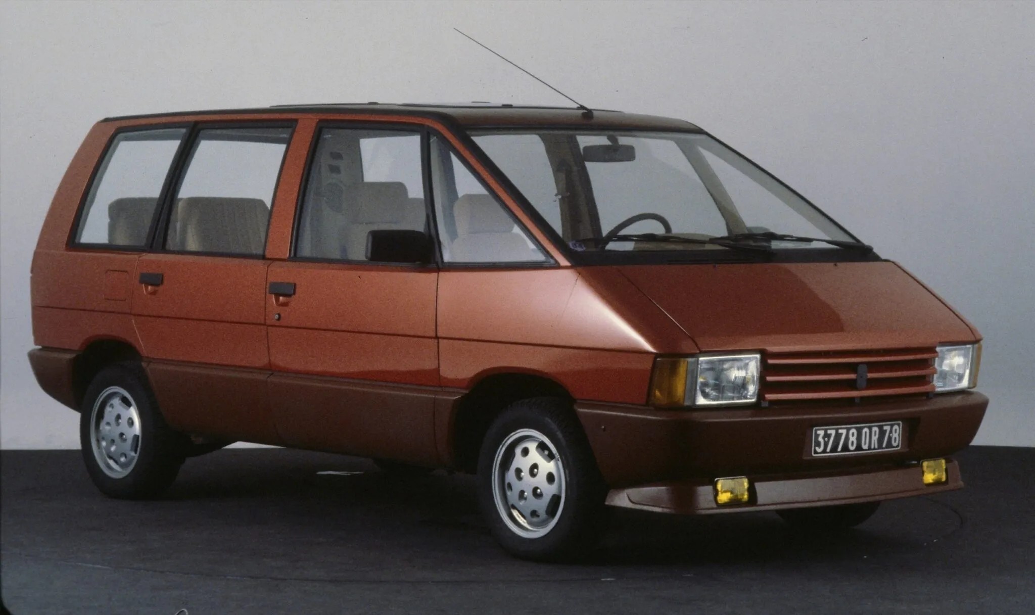 Renault’nun ikonik minivanı elektrikli olarak geri dönüyor