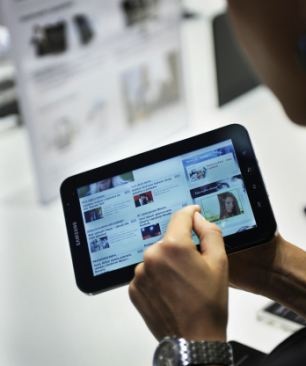 Samsung Galaxy Tab, Apple iPad'e karşı