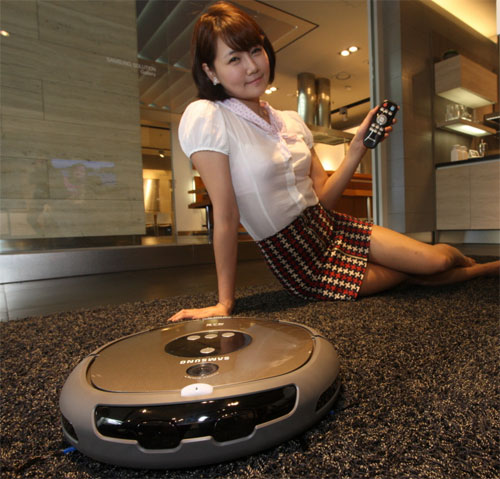 Samsung'dan güvenlik kameralı robot elektrik süpürgesi