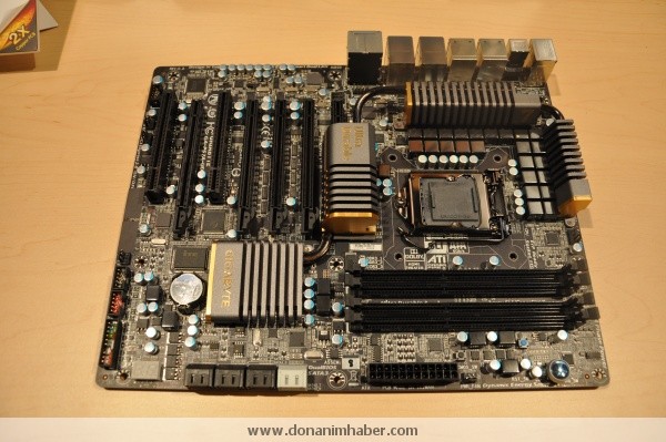 IDF 2010: Gigabyte, Sandy Bridge işlemcileri için P67A-UD7 anakartını sergiliyor