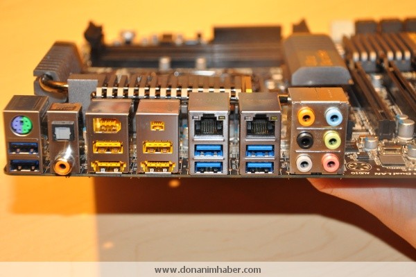 IDF 2010: Gigabyte, Sandy Bridge işlemcileri için P67A-UD7 anakartını sergiliyor