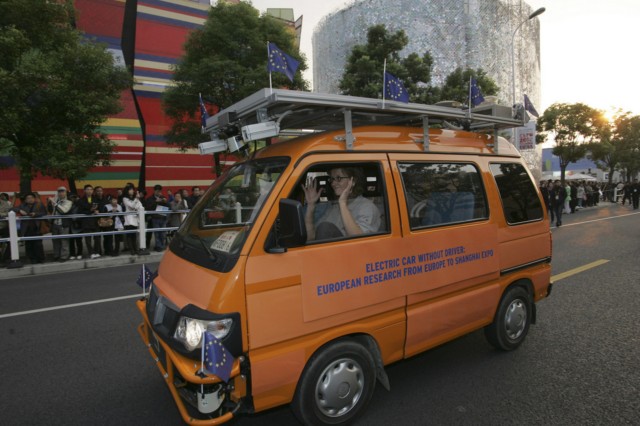 Sürücüsüz 4 minivan yolculuklarını tamamladı