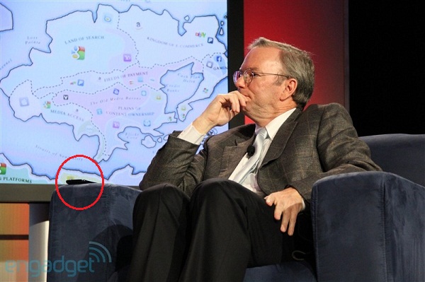 Google'ın tepe yöneticisi Eric Schmidt'in elindeki telefon Nexus S mi ?