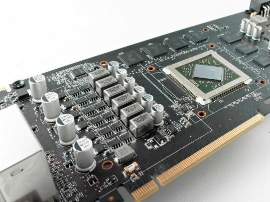 Asus yüksek kaliteli komponentlere yer verdiği Radeon HD 6870 DirectCU modelini tanıttı