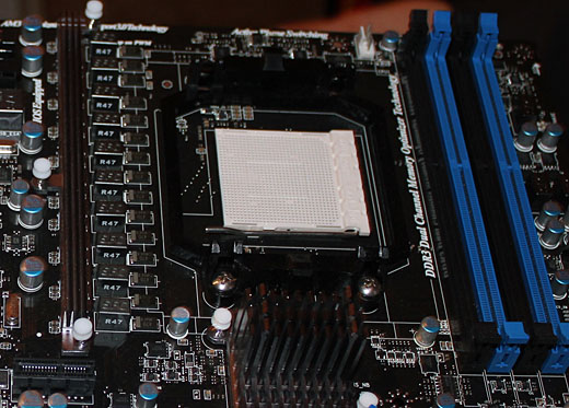 AMD'nin Bulldozer işlemcileri için hazırlanan ilk anakart göründü: İşte MSI'ın 990FX çipsetli yeni anakart