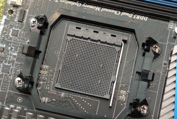 MSI Big Bang Conqueror: AMD'nin Bulldozer işlemcileri için 990FX çipsetli anakart