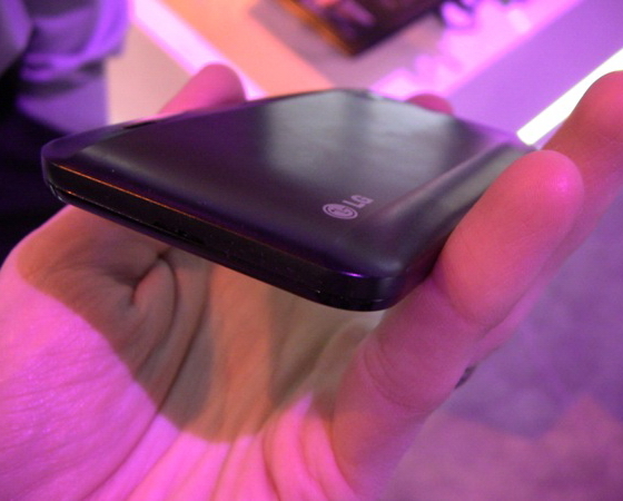 LG Optimus Black'in arka kapağı, kullanıcı zevkine göre değiştirilebilecek