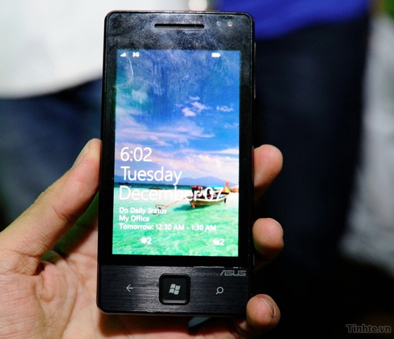 Windows Phone 7 işletim sistemli Asus E600 kameralara poz verdi