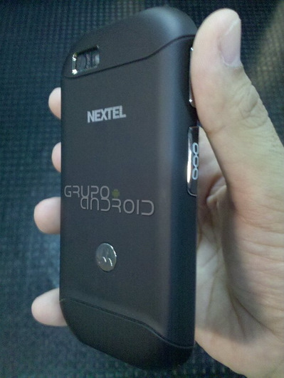 Android işletim sistemli ve QWERTY klavyeli Motorola i1Q kameralara yakalandı