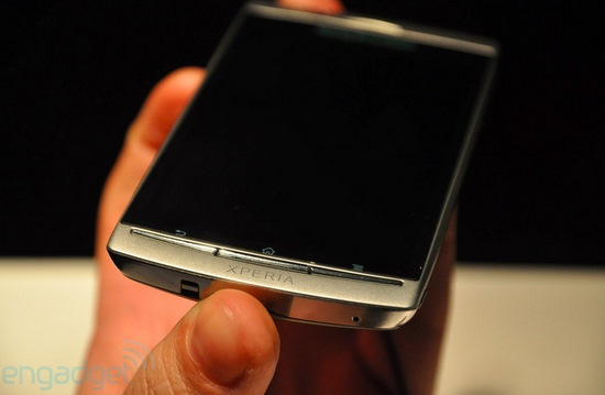 Şık tasarımlı Sony Ericsson Xperia Arc da MWC katılımcıları arasında boy gösterdi
